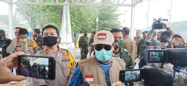 BERPACU WAKTU: Wakil Ketua Harian Percepatan Penanganan Covid-19 Provinsi Kalsel Hanif Faisol Nurofiq dalam wawancara dengan wartawan, kemarin. | FOTO: HUMAS PEMPROV KALSEL FOR RADAR BANJARMASIN