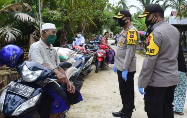 SINERGITAS: Kapolres HSU, AKBP Pipit Subiyanto SIK bersama jajaran aparat TNI dan Pol PP sosialisasi New Normal di Desa Muara Baru Kecamatan Amuntai Utara.