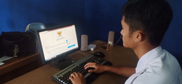 SENSUS: Salah seorang warga saat melihat cara mengisi sensus online. | FOTO: SALAHUDIN/RADAR BANJARMASIN