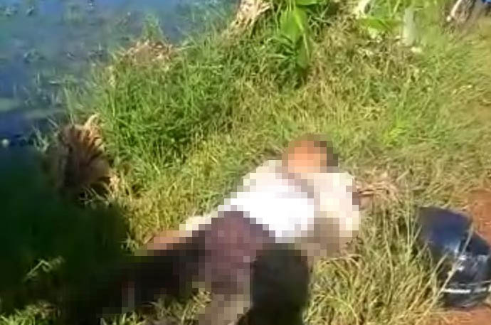 TERJATUH: Tubuh Ngadino sudah tidak bernyawa lagi, diduga akibat terjatuh dari motor di areal persawahan.