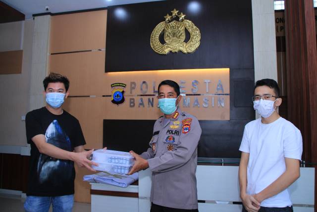 BANTUAN: Penyerahan jamu herbal yang diklaim bisa menyembuhkan pasien corona, kemarin. Kapolresta menerima bantuan untuk disalurkan kepada rumah sakit rujukan COVID-19. | FOTO: POLRESTA BANJARMASIN FOR RADAR BANJARMASIN