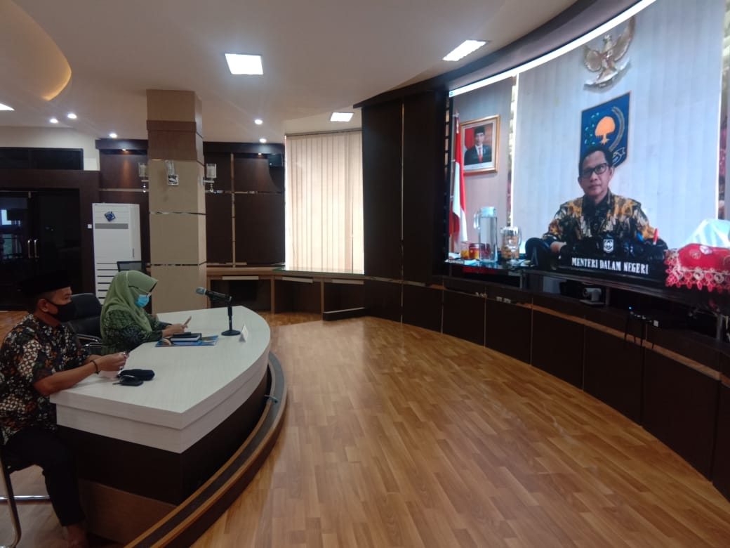 VIDCON: Asisten Bidang Pemerintahan Ir Mariani bersama jajaran Pemkab Tanbu mengikuti video conference tentang lomba inovasi daerah dalam penyiapan tatanan normal baru produktif dan aman Covid-19 dengan Menteri Dalam Negeri Tito Karnavian dan Menteri Keua