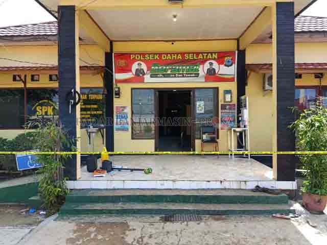 DISERANG: Mapolsek Daha Selatan, tempat kejadian penyerangan oleh seorang pria yang diduga simpatisan ISIS. Tim Inafis Polda Kalsel diturunkan ke lokasi kejadian untuk melakukan identifi kasi di lokasi kejadian, kemarin. | FOTO: RASIDI FADLI/RADAR BANJARM