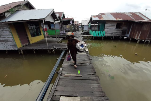 AKSES UTAMA: Titian kayu inilah yang menjadi akses utama warga Pulau Bromo. Banyak kayu titian yang sudah lapuk dan copot. | FOTO: WAHYU RAMADAN/RADAR BANJARMASIN