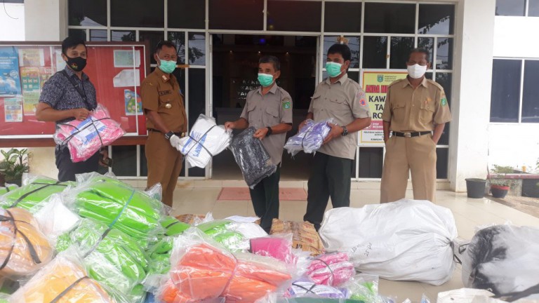 MENERIMA BANTUAN : Dinas Kesehatan Kabupaten Tanah Bumbu menerima bantuan APD dari Badan Penanggulangan Bencana Daerah (BPBD) Tanah Bumbu berupa baju Hazmat sebanyak 1000 lembar dan sepatu Boot 200 buah, Selasa (2/6). (Foto Diskominfo Tanbu For Radar Banj