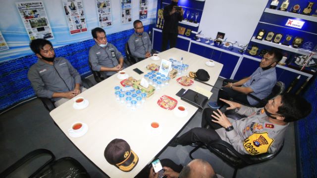 GUYUB: Suasana kunjungan Kapolda Kalsel Irjen Pol Dr Nico Afi nta bersama jajarannya ke Kantor Pusat Radar Banjarmasin, kemarin. | FOTO: MUHAMMAD RIFANI/RADAR BANJARMASIN