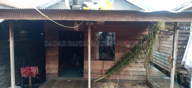 SEDERHANA: Rumah Abdurrahman di Desa Baruh Jaya, Daha Selatan, HSS. Polisi masih menyelidiki keterlibatannya dengan ISIS.. | FOTO: SALAHUDIN/RADAR BANJARMASIN