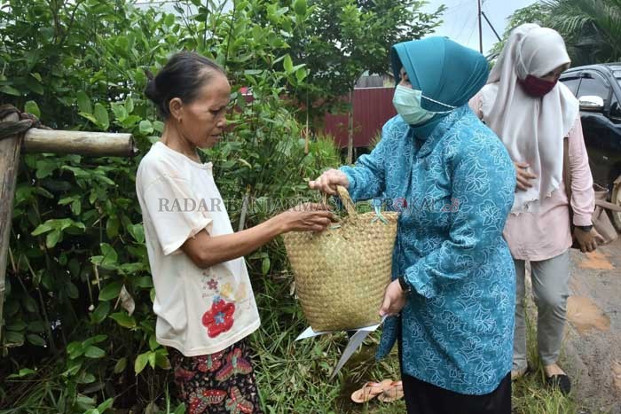 LANGSUNG: Ketua TP PKK Kalsel Hj Raudhatul Jannah menyerahkan sembako langsung ke rumah-rumah warga penerima di Desa Pembantanan, Kecamatan Sungai Tabuk, Kabupaten Banjar, Jumat (3/4).