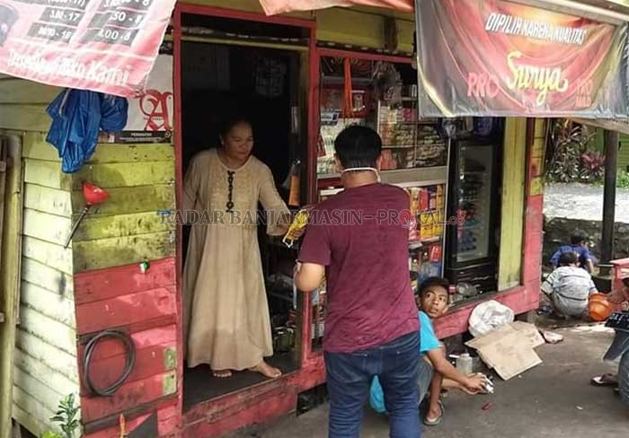 TURUN LANGSUNG; Gubernur Kalsel Sahbirin Noor membagikan masker kepada para pedagang di sepanjang Jalan Ahmad Yani Gambut-Banjarbaru.
