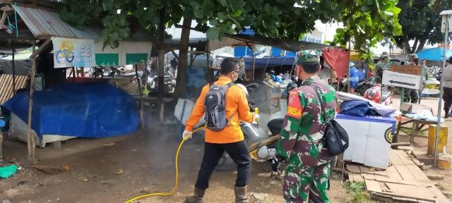 STERILISASI: Pasar dadakan di Jalan Karang Anyar II Banjarbaru Utara disemprot cairan disinfektan oleh petugas, setelah seorang pedagang terkonfirmasi positif Covid-19. | Foto: Camat Banjarbaru Utara for Radar Banjarmasin