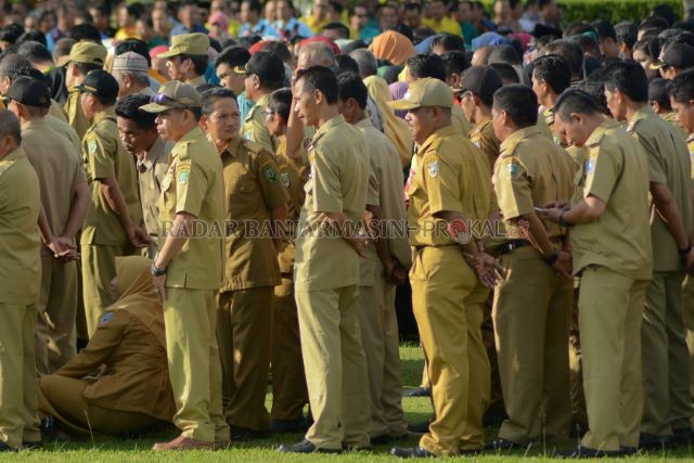 BERBARIS: PNS tidak akan mendapatkan gaji ke-13 dalam waktu dekat. | FOTO: WAHYU RAMADHAN/RADAR BANJARMASIN