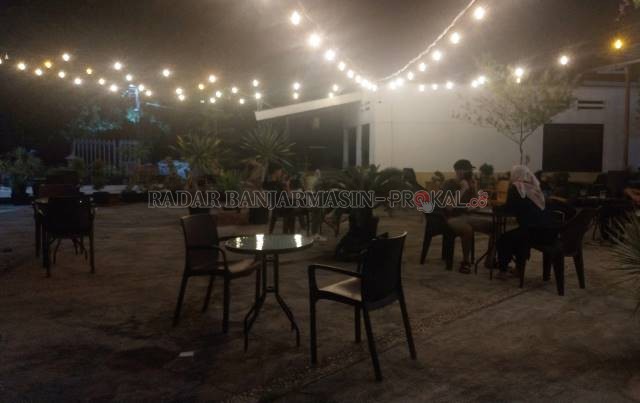 HANYA DUA KURSI: Salah satu kedai di wilayah Kota Banjarbaru mulai menerapkan protokol Covid-19 dengan hanya menyediakan dua kursi saja dalam satu meja sebagai bagian dari upaya phyisical distancing. Sektor usaha kuliner kini kembali diperbolehkan buka da