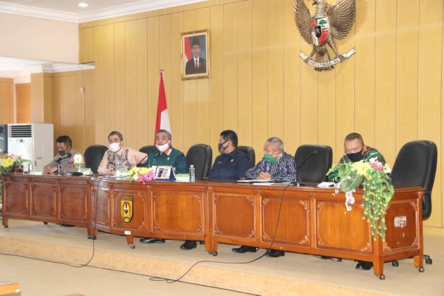 RAPAT: Wali Kota Banjarbaru, Nadjmi Adhani menghadiri sekaligus memimpin rapat bersama tim Gugus Tugas Percepatan Penanganan Covid-19 Banjarbaru dan DPRD Kota Banjarbaru, Kamis (4/6/2020).