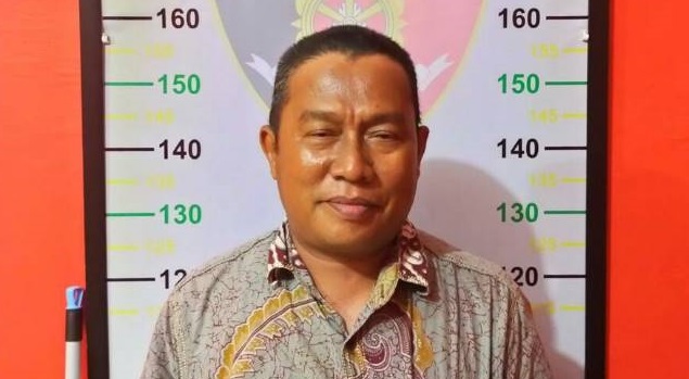 APES: Junaidi alias Idi (49) saat diamankan anggota Reskrim Polres HSU.