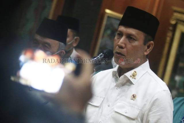 BERHARAP PERAN ULAMA: Kepala Badan Nasional Penanggulangan Terorisme (BNPT) Komjen Pol Boy Ra? i Amar memberikan keterangan pers terkait perkembangan kasus terorisme di Mapolsek Daha Selatan Kab HSS. | FOTO: MUHAMMAD RIFANI/RADAR BANJARMASIN