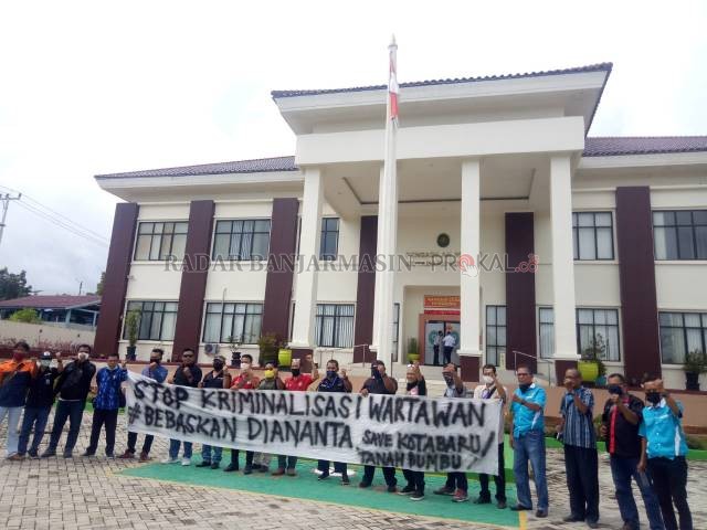 BERI DUKUNGAN: Perwakilan Jurnalis di Kotabaru dan Tanah Bumbu memberi dukungan moril dalam persidangan perdana pewarta Diananta Putra Sumedi kemarin siang di Kotabaru. | FOTO: ZALYAN SHODIQIN ABDI/RADAR BANJARMASIN