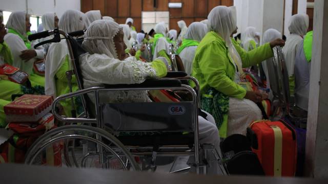 DITUNDA: Kantor Kemenag Kota Banjarbaru memastikan ada 170 CJH yang ditunda keberangkatannya di tahun 2020 ini. Foto diambil saat pelaksanaan tahapan keberangkatan haji tahun 2019 lalu di Asrama Haji Landasan Ulin Banjarbaru. | Foto: Muhammad Rifani/Radar