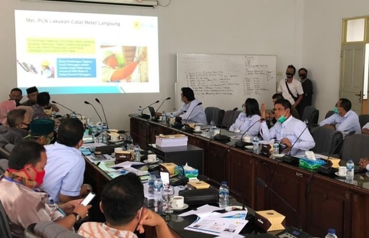 PENJELASAN: PLN UIW Kalselteng memenuhi undangan Rapat Dengar Pendapat (RDP) yang digelar oleh Komisi III DPRD Provinsi Kalimantan Selatan, Selasa (9/6). | FOTO: PLN FOR RADAR BANJARMASIN