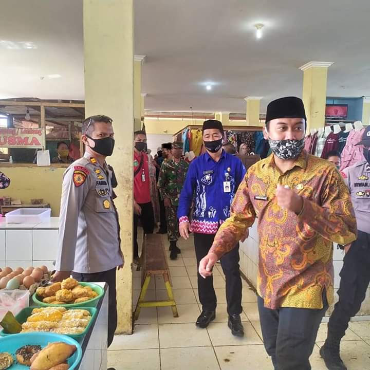 SOSIALISASI: Lurah Batulicin Hendro Satria Rahmatullah bersama Tim Gugus Tugas Covid-19 Kecamatan Batulicin menyosialisasikan protokol kesehatan di Pasar Kamis Batulicin.