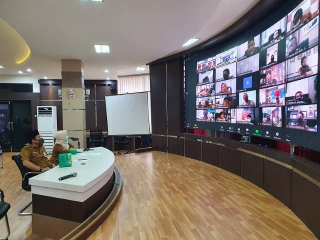 COFFEE MORNING: Jajaran Pemerintah Kabupaten Tanah Bumbu menggelar “Coffee Morning”, Senin (8/6) pagi, secara Video Conference (Vidcon) dari Ruang Digital Live Room (DLR) Kantor Bupati Tanbu. | Foto: Diskominfo Tanbu For Radar Banjarmasin