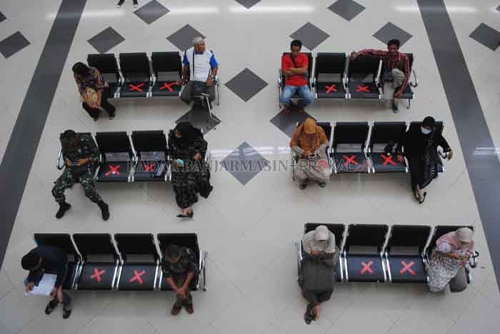 BERJARAK: Suasana antrean di RSD Idaman Banjarbaru. | FOTO: SUTRISNO