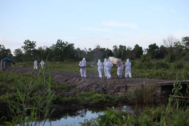 ALA COVID-19: Pemakaman warga Antar Jaya yang meninggal dengan gejala Covid-19 setelah dirawat sekitar satu jam lebih di UGD RSUD Abdul Aziz Marabahan. | Foto: Bagus Humas for Radar Banjarmasin