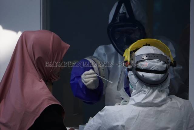 TAHAN YA: Petugas kesehatan mengambil sampel swab. Dinas Kesehatan akan menunjuk beberapa puskesmas yang dinilai mampu menggelar swab test. | FOTO: WAHYU RAMADHAN/RADAR BANJARMASIN