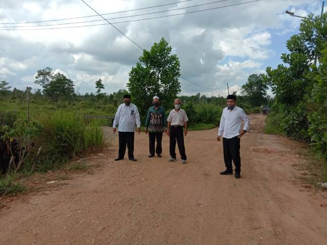 MASIH PROSES: Jajaran Kemenag Banjarbaru meninjau lahan untuk MTsN pertama di Banjarbaru. | FOTO: HUMAS KEMENAG BANJARBARU FOR RADAR BANJARMASIN