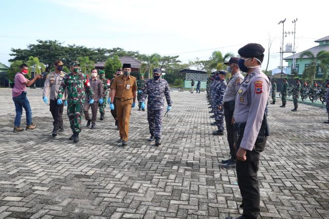 SIAP BERTUGAS: Sekda Tanbu H Rooswandi Salem mengecek kesiapan petugas penegakan disiplin protokol kesehatan Covid-19 yang nantinya bertugas dilapangan. (Foto Karyono/Radar Banjarmasin).