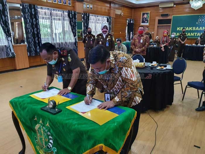 SINERGI: Senior Vice President Bank Mandiri Trilaksito Singgih dan Kepala Kejaksaan Tinggi Kalimantan Selatan Arie Arifin SH MH bersinergi meningkatkan kompetensi SDM dan pemberian bantuan hukum dalam mendukung pengembangan perekonomian nasional. | FOTO: