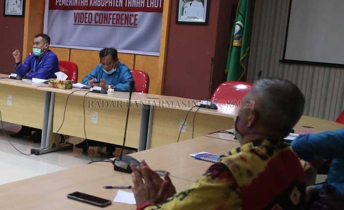 VIDCON: Wakil Bupati Tala Abdi Rahman didampingi Kepala Bappeda Andris Evony dan Kadis Tenaga Kerja dan Perindustrian Masturi Sulaiman melakukan Vidcon dengan Mendagri RI Tito Karnavian.