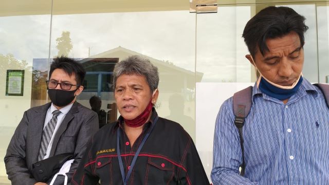 EKSEPSI: Kuasa hukum Bujino A Salan (tengah) telah memberikan bantahan atas dakwaan kepada kliennya Diananta Putera Sumedi.