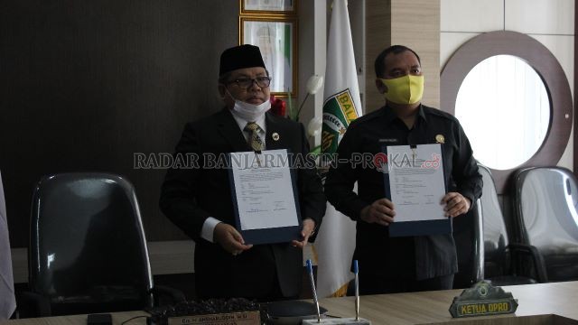 PRESTASI: Bupati Balangan Ansharuddin (kiri) bersama Ketua DPRD Balangan saat memperlihatkan LHP dari BPK RI Perwakilan Kalsel. | FOTO: WAHYUDI/RADAR BANJARMASIN