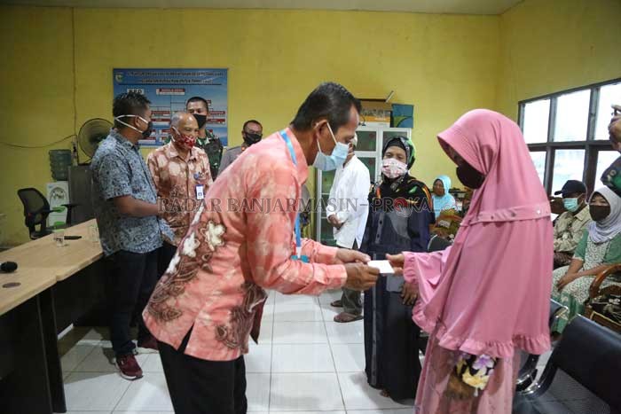 SIMBOLIS: Bupati Tala Sukamta menyerahkan secara simbolis bantuan BLT DD kepada penerima di Desa Padang Luas Kecamatan Kurau.