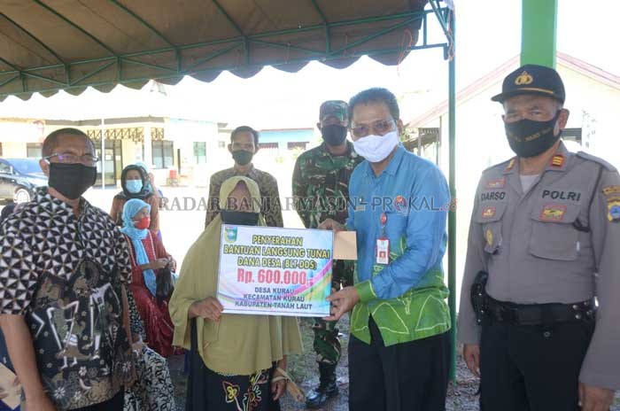 BLTDD: Asisten Bidang Administrasi Umum Sekretariat Daerah Kabupaten Tala Safarin menyerahkan BLT DD di Kecamatan Kurau.