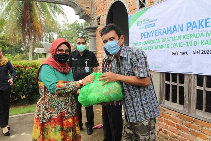 SEMBAKO: Ketua TP PKK Tala Nurul Hikmah menyerahkan bantuan sembako kepada para PKL yang tergabung di organisasi Uber Rezeki.