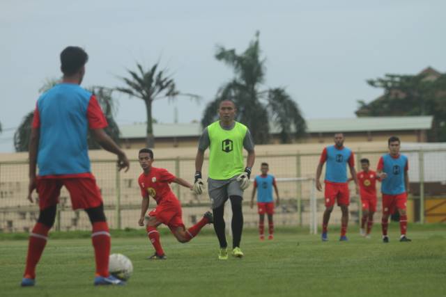 HASRAT: Kiper Barito Putera Aditya Harlan berharap bisa mencetak sebuah gol sebelum nantinya pension dari dunia sepak bola.