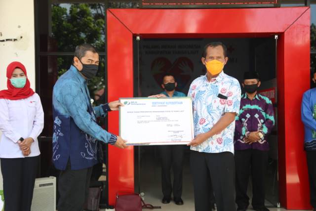 SIMBOLIS: Bupati Tala Sukamta menerima secara simbolis BPJS Ketenagakerjaan untuk relawan PMI Tala