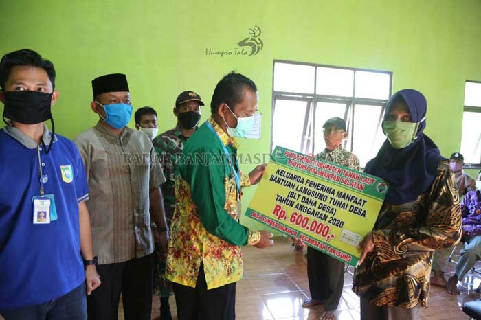 BLT DD: Bupati Tala Sukamta secara simbolis menyerahkan BLT DD tahap II di Kecamatan Takisung.