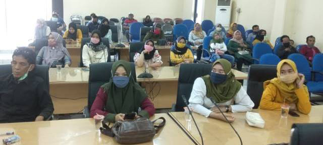 SAMPAIKAN ASPIRASI: Puluhan musisi dan penyanyi dangdut mengadu ke DPRD HST. Mereka meminta ada kebijakan dari Pemkab yang bisa meringankan bebannya di tengah pandemi. | Foto: JAMALUDDIN/RADAR BANJARMASIN