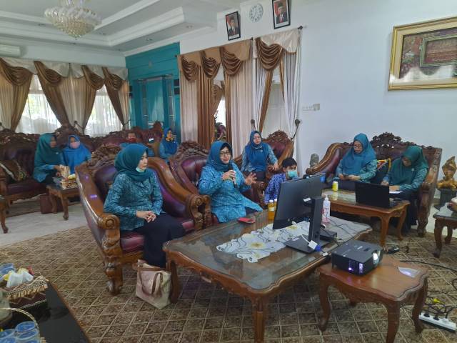 PERTEMUAN: Ketua TP PKK Kota Banjarbaru Hj Ririen Nadjmi Adhani didampingi Wakil Ketua I TP PKK Kota Banjarbaru Hj Eny Apriyati Darmawan Jaya, saat melakukan pertemuan rutin dengan TP PKK se-Kota Banjarbaru dengan menggunakan Aplikasi Zoom Meeting di Kedi