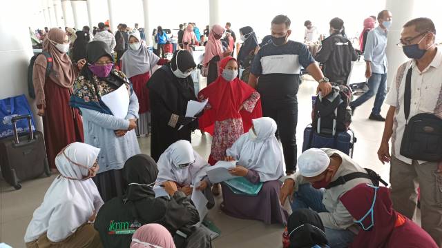 KEMBALI BELAJAR: Ratusan santri dan santriwati Pondok Modern Darussalam Gontor Ponorogo saat berada di Bandara Syamsudin Noor, kemarin. Di tengah pandemi Covid-19 mereka kembali. | FOTO: SUTRISNO/RADAR BANJARMASIN