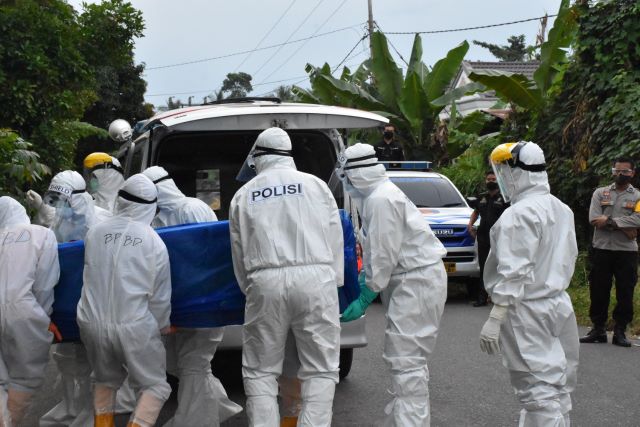 PEMAKAMAN: Para petugas membawa jenazah PDP di Barabai. Pasien meninggal sebelum hasil spesimen keluar.