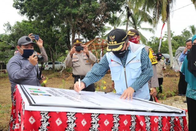 PENANDATANGANAN: Penandatanganan peresmian Desa Batulicin Irigasi menjadi Kampung Tangguh Banua oleh Bupati Tanbu H Sudian Noor. (Foto Diskominfo Tanbu For Radar Banjarmasin).
