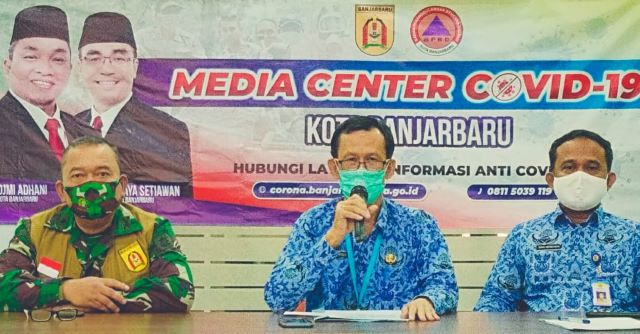 JUBIR: Juru Bicara Tim Gugus Tugas P2 Covid-19 Banjarbaru, Rizana Mirza (tengah) saat menyampaikan perkembangan kasus Covid-19 di Banjarbaru, Rabu (17/6). | FOTO: DINAS KOMINFO BANJARBARU