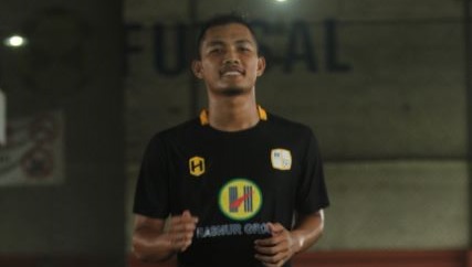 KENANGAN: Bek Barito Putera, Dandi Maulana bercerita pengalamannya saat menjadi biang kerok sekaligus pahlawan bagi The Yellow Rivers.