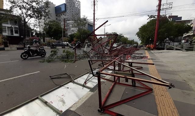 TEGAKKAN ATURAN: Baleho jenis bando yang melintang di ruas Jalan Ahmad Yani Banjarmasin, dibongkar jajaran anggota Satpol PP Kota Banjarmasin, karena dinilai melanggar aturan. | Foto: Wahyu Ramadhan/Radar Banjarmasin