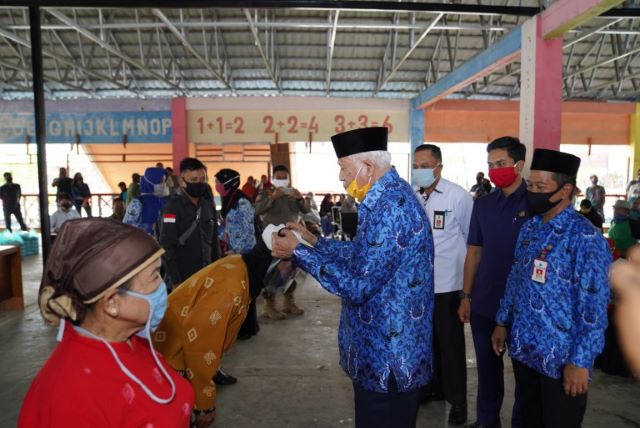 Penyerahan APD: Peresmian ditandai dengan penyerahan alat pelindung diri berupa penutup wajah terbuat dari plastik transparan kepada pedagang. (Foto Diskominfo Tanbu For Radar Banjarmasin).
