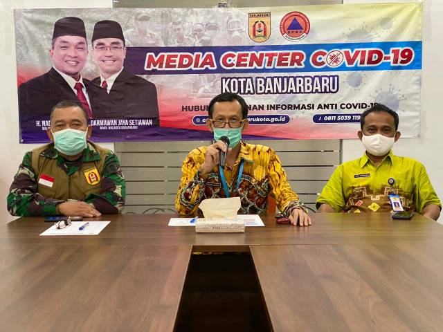 JUBIR: Juru Bicara Tim Gugus Tugas P2 Covid-19 Banjarbaru, Rizana Mirza (tengah) saat menyampaikan perkembangan kasus Covid-19 di Banjarbaru, Kamis (18/6). | FOTO: DINAS KOMINFO BANJARBARU