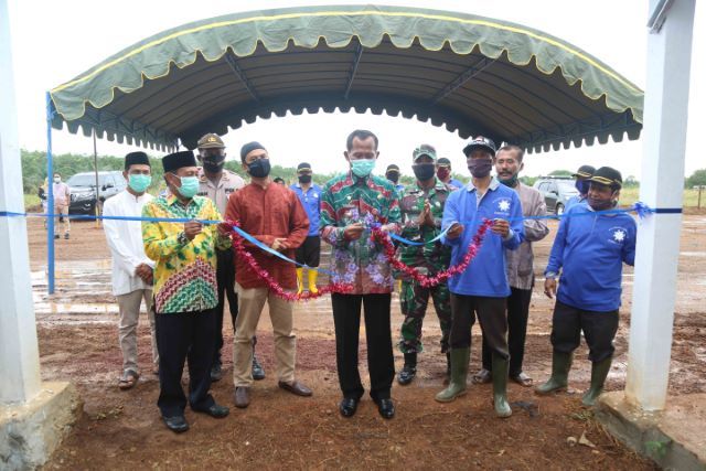 PERESMIAN: Bupati Tala Sukamta melakukan pemotongan pita diiringi lantunan selawat dari para masyarakat yang hadir, saat peresmian los pasar Desa Pulau Sari. (Humas for Radar Banjarmasin)